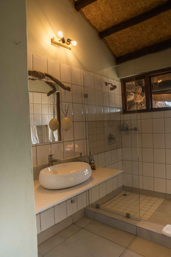 Kalahari Bushbreaks: Dusche und Waschtisch