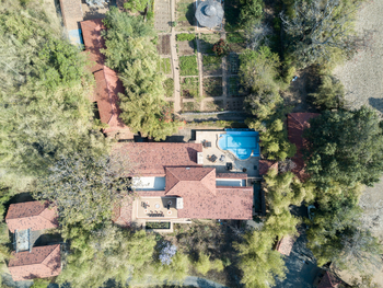 Kings Lodge: Luftbild Hauptgebäude und Pool