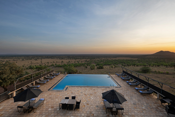 Kubu Kubu Tented Camp: Pool mit Liegestühlen