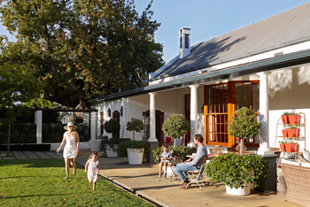 La Clé Village: Manoir - Familie im Garten