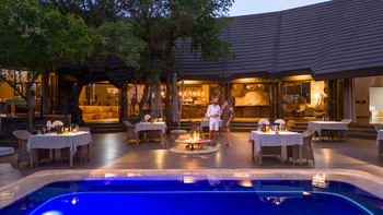 Madikwe Hills Private Game Lodge: Dinner am Pool mit Feuerstelle