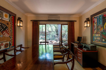 Mateya Safari Lodge: Konferenzraum mit Holztisch und Kunstwerken