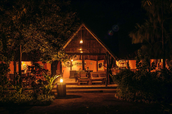 Migunga Tented Camp: Abendessen im Open-Air Lounge Bereich