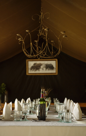 Serian Nkorombo Mobile: Gedeckter Tisch