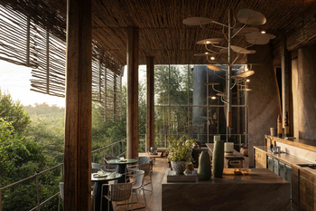 Singita Lebombo Lodge: Halboffener Lounge-Essbereich mit Glastischen