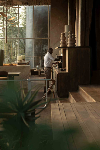 Singita Lebombo Lodge: Safari-Loungebar mit Barkeeper und Kerzen