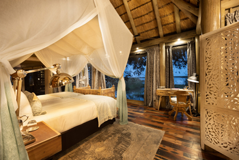 Sitatunga Private Island Suite: Doppelbett mit Moskitonetz