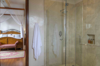 The Bishop's House: Dusche und Bett