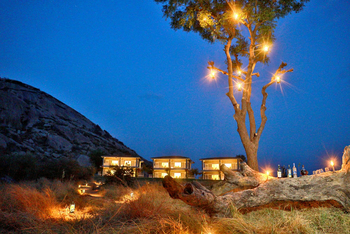 Amritara Jawai Sagar: Gästezimmer bei Nacht