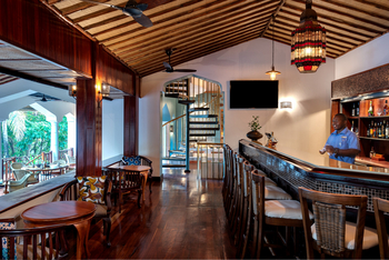 Anantara Bazaruto Island Resort: Bar und Mitarbeiter