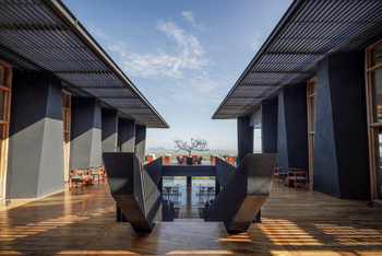 Elewana Serengeti Explorer: Treppe und Durchgang zum Upper Deck