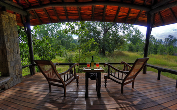 Kanha Earth Lodge: Terrasse