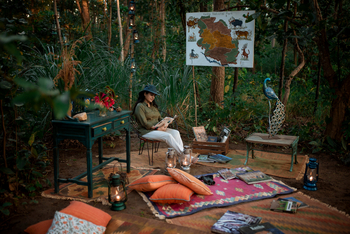 Kanha Jungle Lodge: Leseecke im Garten