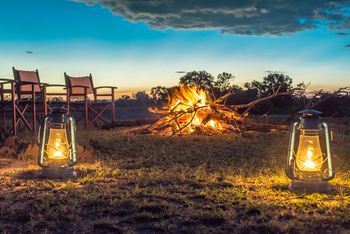 Losokwan Luxury Tented Camp: Lagerfeuer mit Laternen