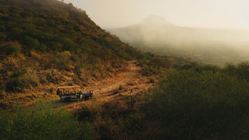 Mkomazi Wilderness Retreat: Gäste bei Pirschfahrt im dunstigen Goldlicht