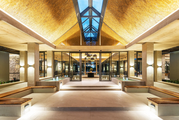 Mokuti Etosha Lodge: Eingang