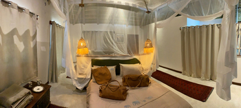 Ndhovu Safari Lodge: Schlafzimmer mit Doppelbett