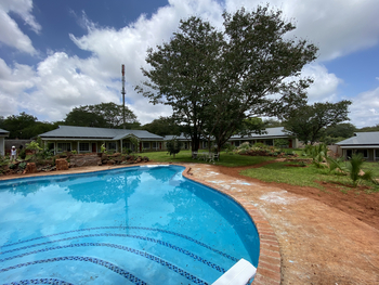 Pioneers Victoria Falls: Swimming Pool mitten im Garten