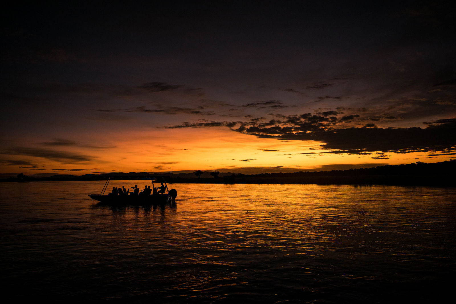 Tembo Plains Camp Tembo Plains Camp: Boot bei Sonnenuntergang