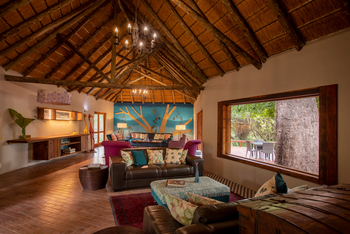 Thamo Telele: Lounge mit Panoramafenster