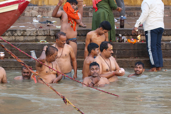 Varanasi: Männer beim rituellen Bad