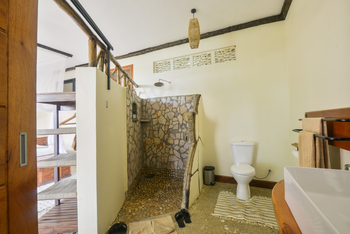 Anyadwe House: Gästebad