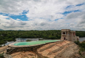 Brij Lakshman Sagar: Pool über dem See