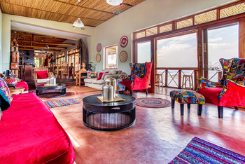 Chameleon Hill Forest Lodge: Lounge Überblick