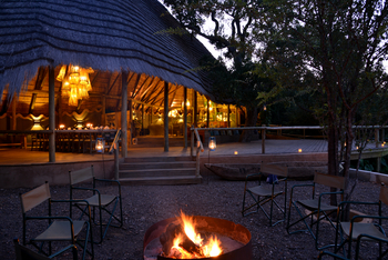 Chobe Bakwena Lodge Chobe Bakwena Lodge: Boma und Hauptgebäude