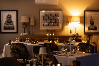 Jamala Madikwe: Elegantes Abendessen mit Kerzen und Fotografien