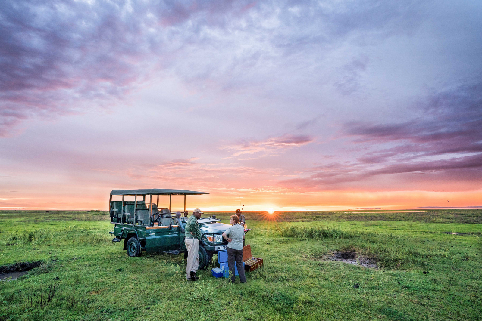 King Lewanika Lodge King Lewanika Lodge: Weite Landschaft und Safariauto