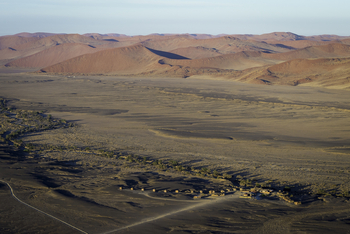 Kulala Desert Lodge: Landschaft und Lodge