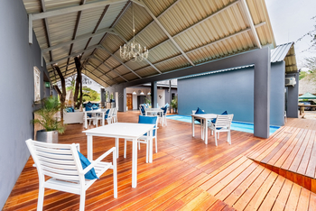 Lenyebi River Lodge: Tische am Pool