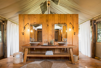 Sable Alley Camp: Waschtisch mit Spiegeln