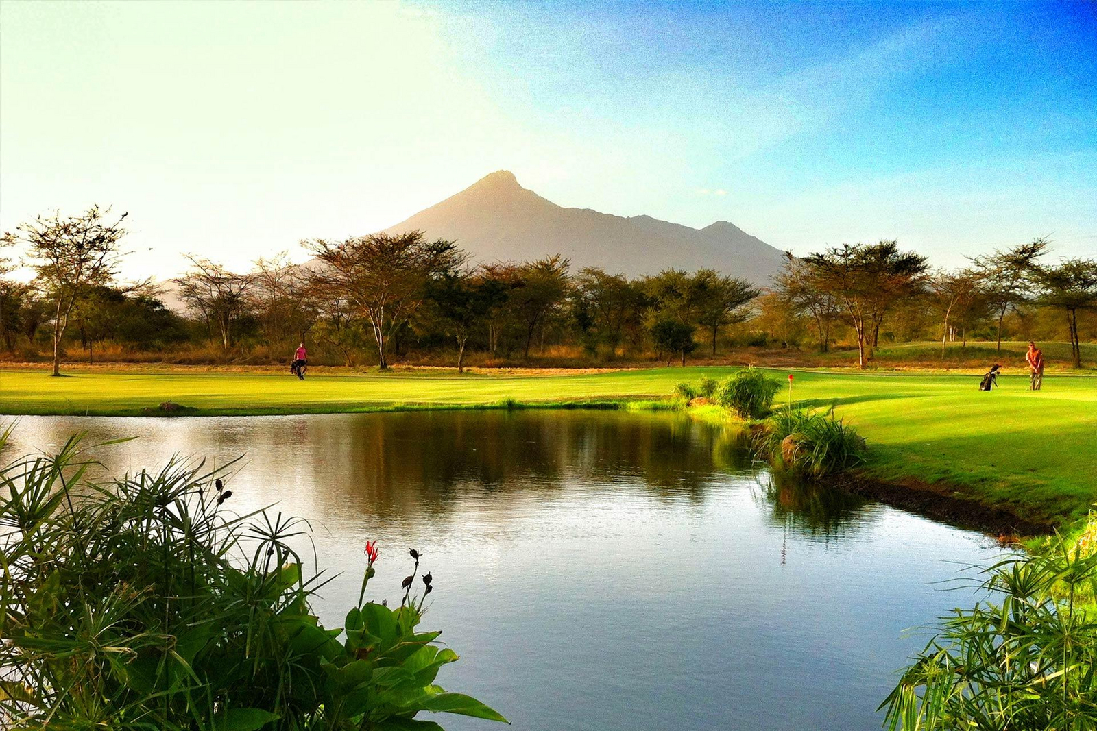 Siringit Villa Siringit Villa: Mt. Meru hinter dem Golfplatz