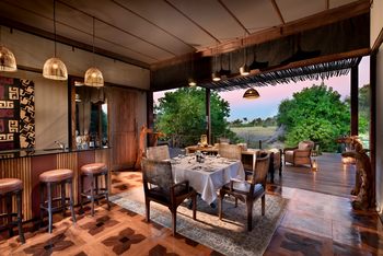 Atzaro Okavango Camp: Esstisch in der Luxury Villa