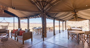 Camp Sossus: Lounge, Veranda und Speisesaal