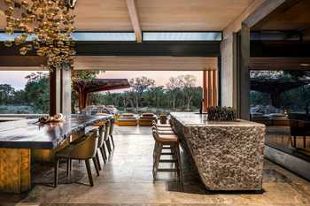 Cheetah Plains: Elegante Lounge mit Baumkantentisch und Glasleuchter