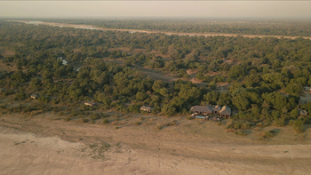 Chikunto Safari Lodge Chikunto Safari Lodge: Lage am Flussufer