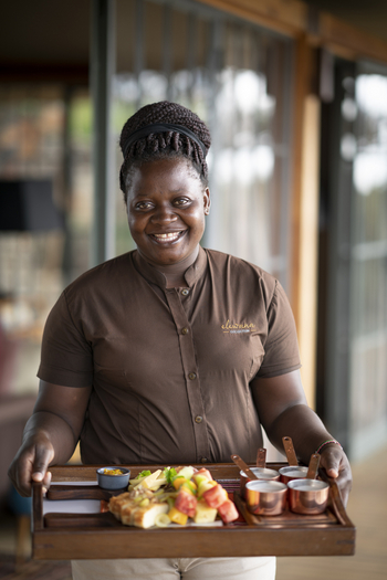 Elewana Lodo Springs: Mitarbeiterin mit Frühstückstablett