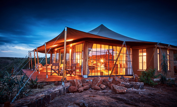 Elewana Lodo Springs: Privates Zelt bei Nacht