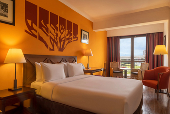 Hotel Ole Sereni: Doppelbett und Sitzgruppe