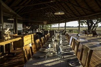 Kwetsani Camp: Esstisch mit Blick auf flaches Land