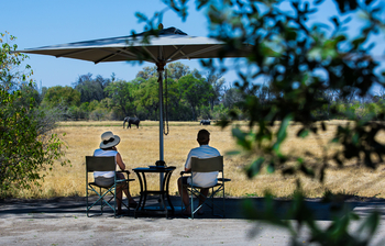 Little Machaba Camp: Sonnenschirm vor dem Camp