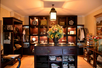 Mateya Safari Lodge: Elegante Boutique mit Blumenarrangement und Kleidung