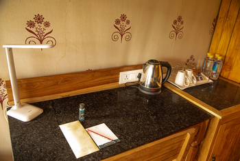 Om Vilas: Luxury Cottage - Coffee Station und Schreibtisch