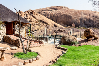 Ondudu Safari Lodge Ondudu Safari Lodge: Deck mit Felskulisse