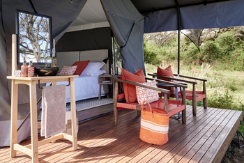 Sanctuary Ngorongoro Crater Camp: Veranda im Gästezelt