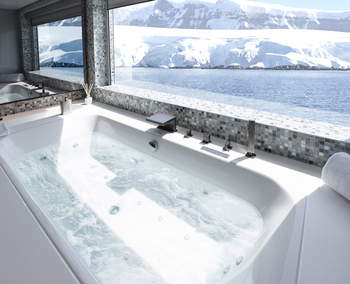 Scenic Eclipse II Owner's Penthouse Suite: Whirlpool mit polarem Gletscherpanorama