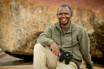 Serian Serengeti South: Staff mit Fernglas